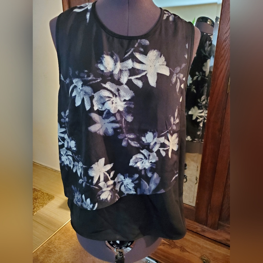 BCBG Maxazria Black White Floral Sleeveles Summer Top - Picture 1 of 8